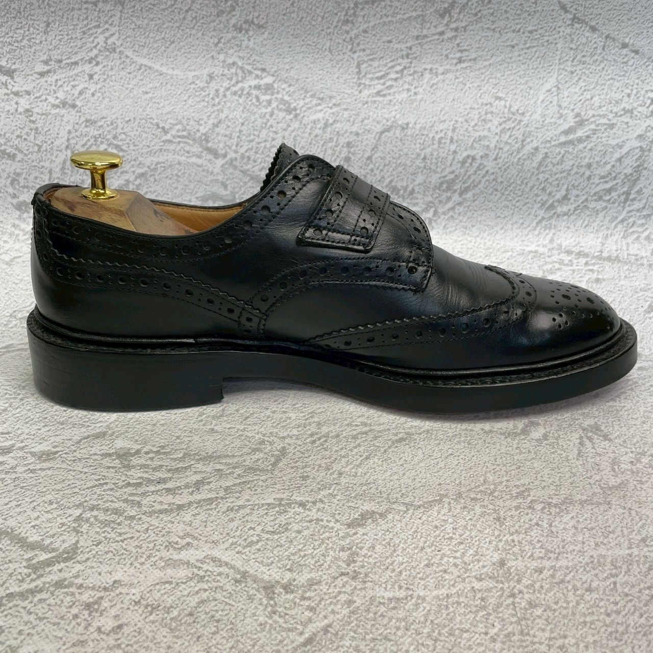 【美品】Tricker’s トリッカーズ Burton バートン メリージェーン ウィング 外羽根 ストラップ シルバー金具 黒 ブラック BLACK UK8 / 26.5cm【W3361】