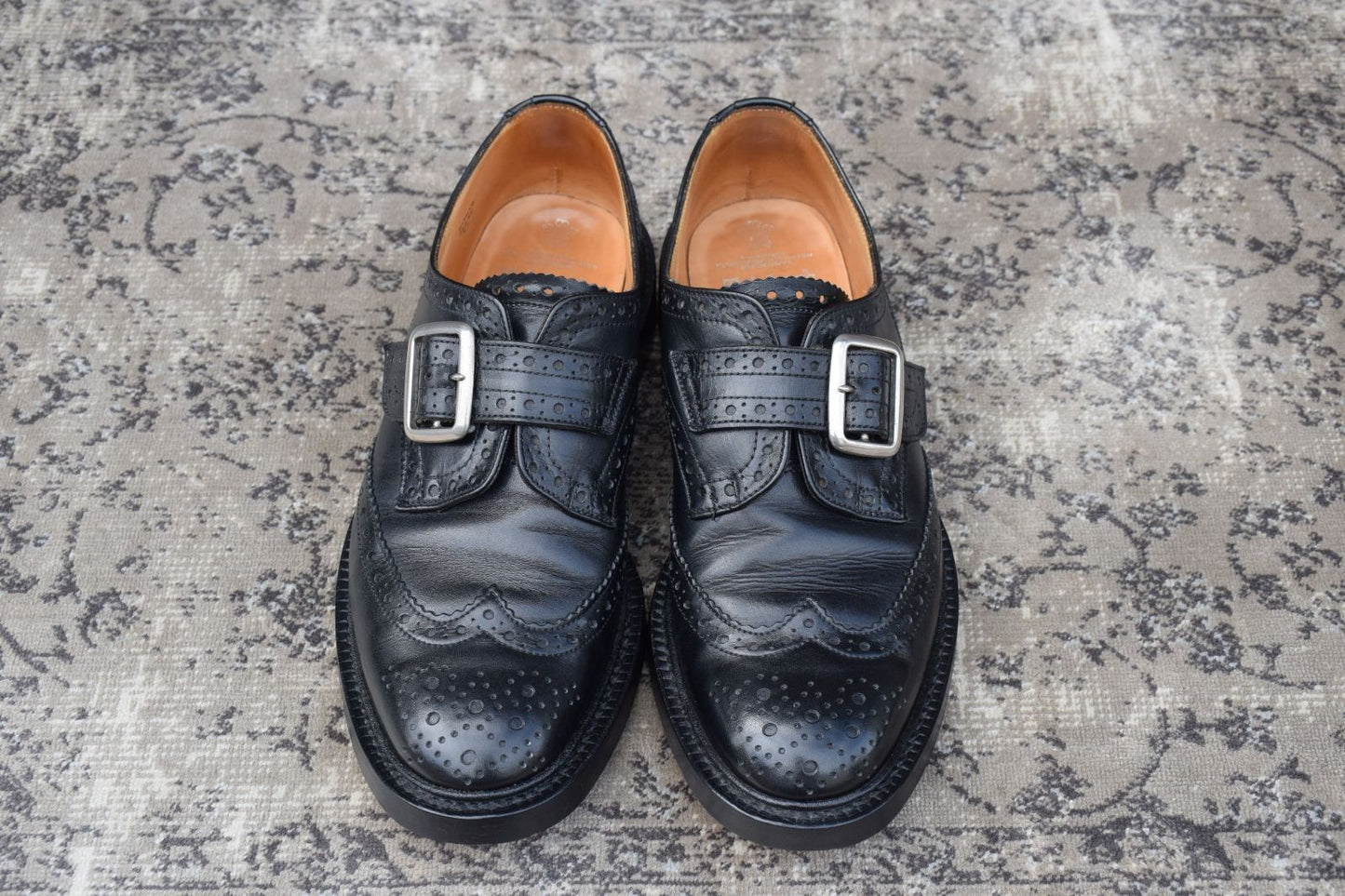 【美品】Tricker’s トリッカーズ Burton バートン メリージェーン ウィング 外羽根 ストラップ シルバー金具 黒 ブラック BLACK UK8 / 26.5cm【W3361】