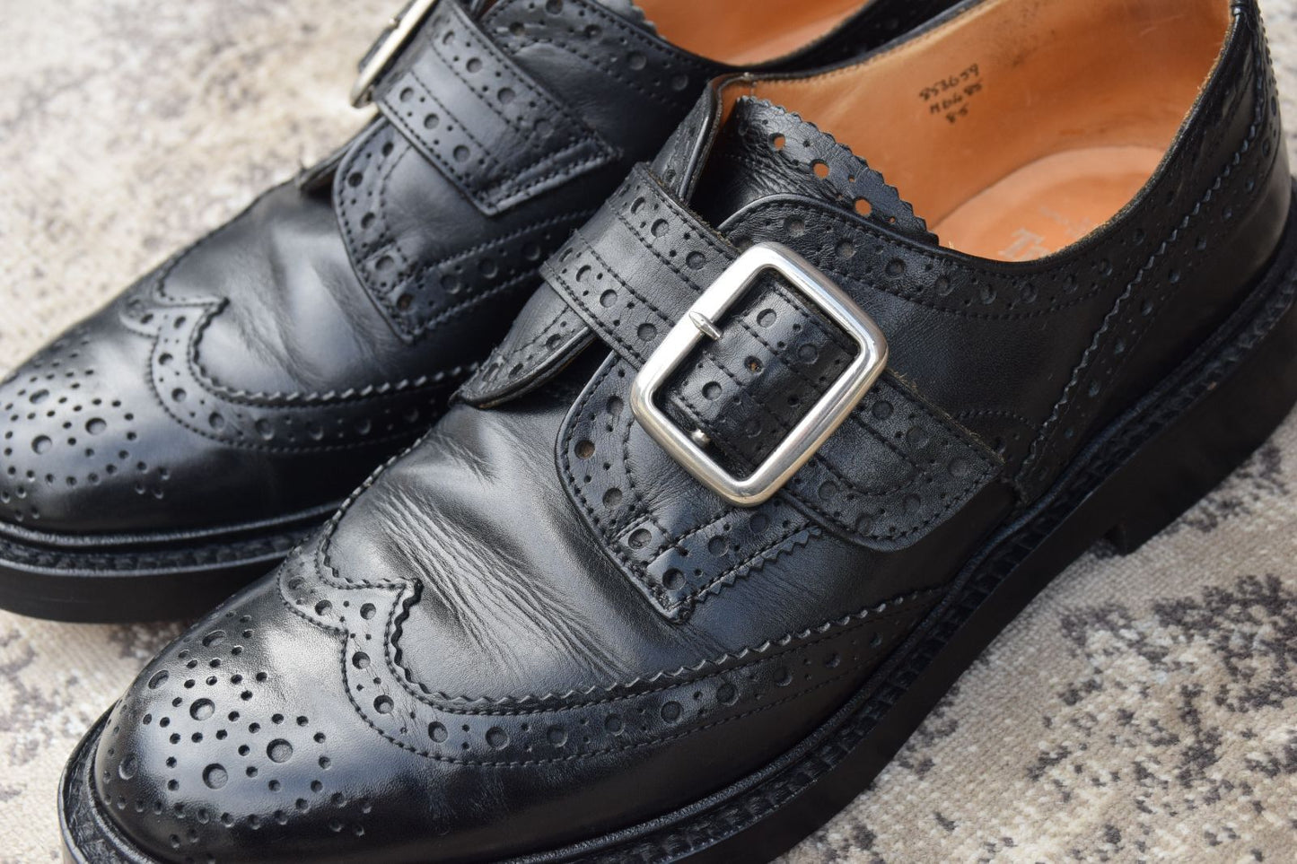 【美品】Tricker’s トリッカーズ Burton バートン メリージェーン ウィング 外羽根 ストラップ シルバー金具 黒 ブラック BLACK UK8 / 26.5cm【W3361】