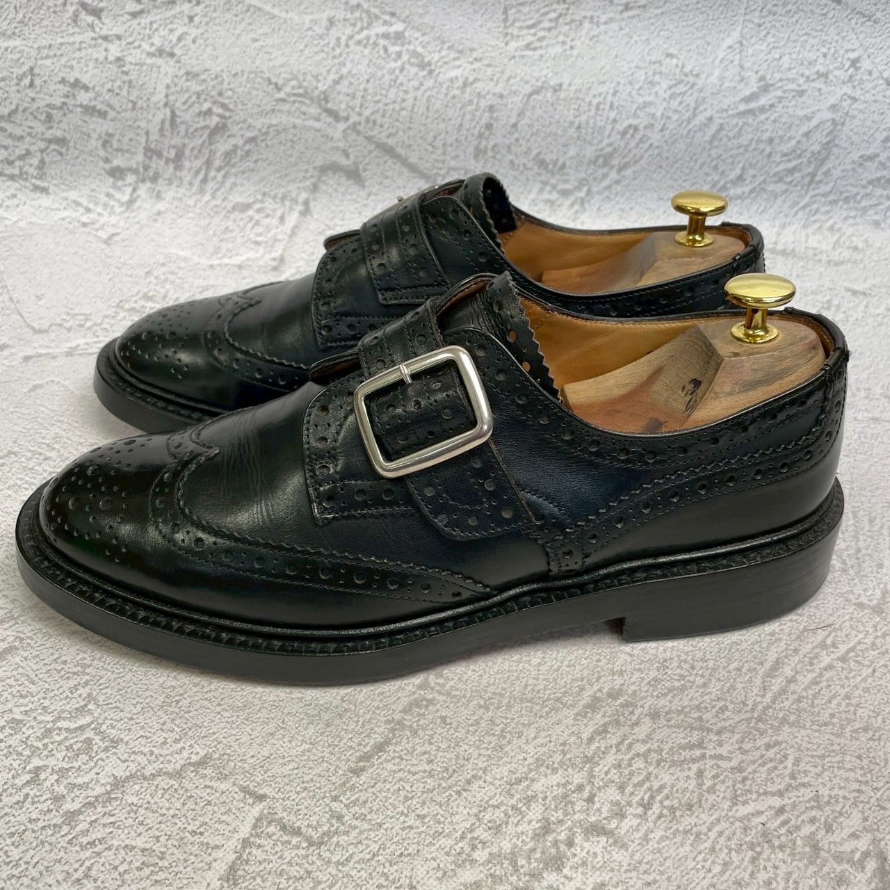 【美品】Tricker’s トリッカーズ Burton バートン メリージェーン ウィング 外羽根 ストラップ シルバー金具 黒 ブラック BLACK UK8 / 26.5cm【W3361】