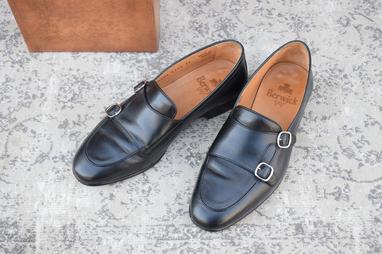 Excellent condition Berwick 5111 CHSG double monk loafers in black, size 39 (EU) / 24.5cm (W3429).