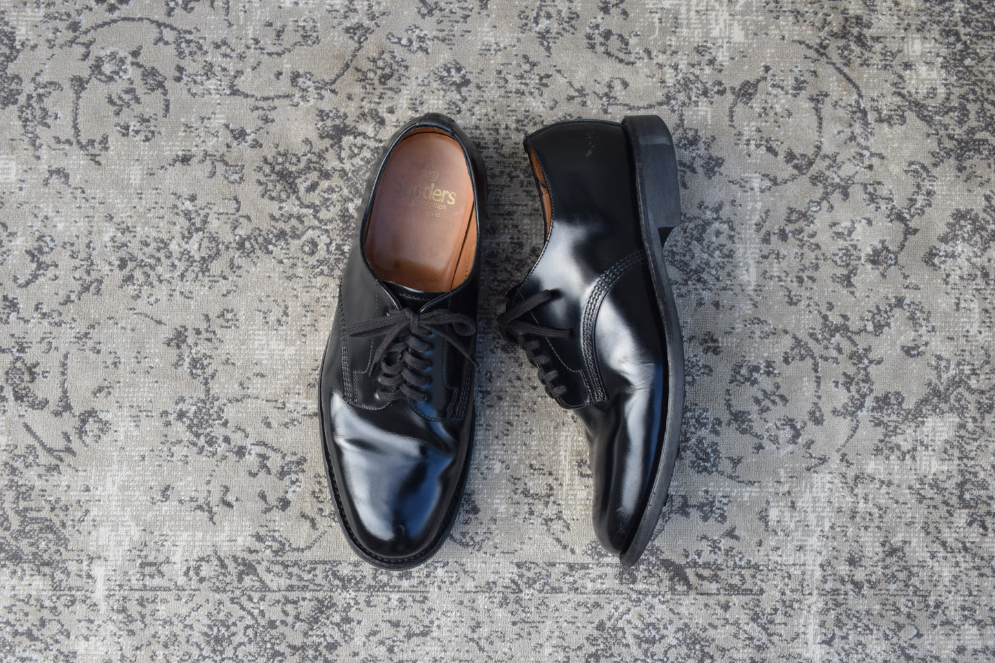 良品】SANDERS サンダース 1384B Officer Shoe オフィサーシューズ プレーン 外羽根 サービス ポリッシュドカーフ ダイナイトソール 黒 ブラック UK7 / 26.0〜26.5 cm【W3414】