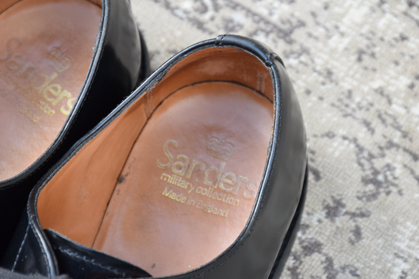 良品】SANDERS サンダース 1384B Officer Shoe オフィサーシューズ プレーン 外羽根 サービス ポリッシュドカーフ ダイナイトソール 黒 ブラック UK7 / 26.0〜26.5 cm【W3414】