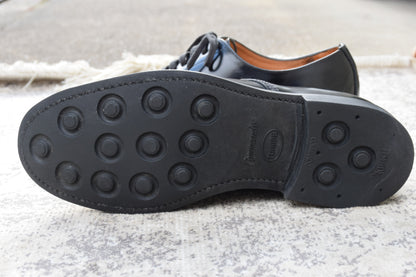 良品】SANDERS サンダース 1384B Officer Shoe オフィサーシューズ プレーン 外羽根 サービス ポリッシュドカーフ ダイナイトソール 黒 ブラック UK7 / 26.0〜26.5 cm【W3414】