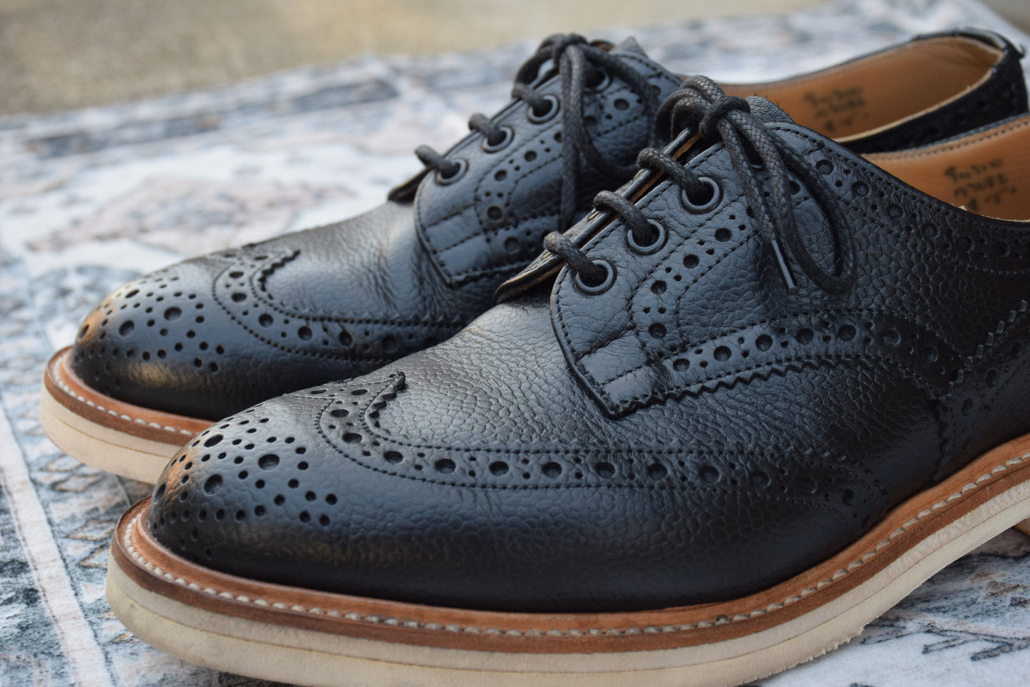 【美品】Tricker's トリッカーズ SOPHNET ソフネット BOURTON バートン ウイング 外羽根 メダリオン 黒 ブラック BLACK UK8 / 26.5cm【W2916】
