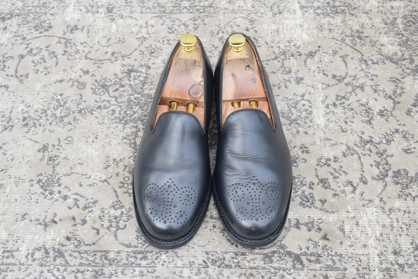 【良品】SANDERS サンダース 9756BW Slip-on Shoes スリッポン ローファー メダリオン ブローグ 黒 ブラック UK7 / 25.5cm【Ｗ3503】