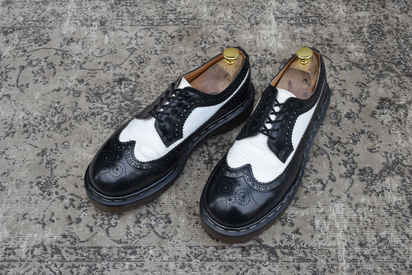 【英国製】Dr.Martens ドクターマーチン 3989 ブローグ ウイング 外羽根 メダリオン 黒×白 / ブラック×ホワイト UK8 / 27.0cm【W3512】