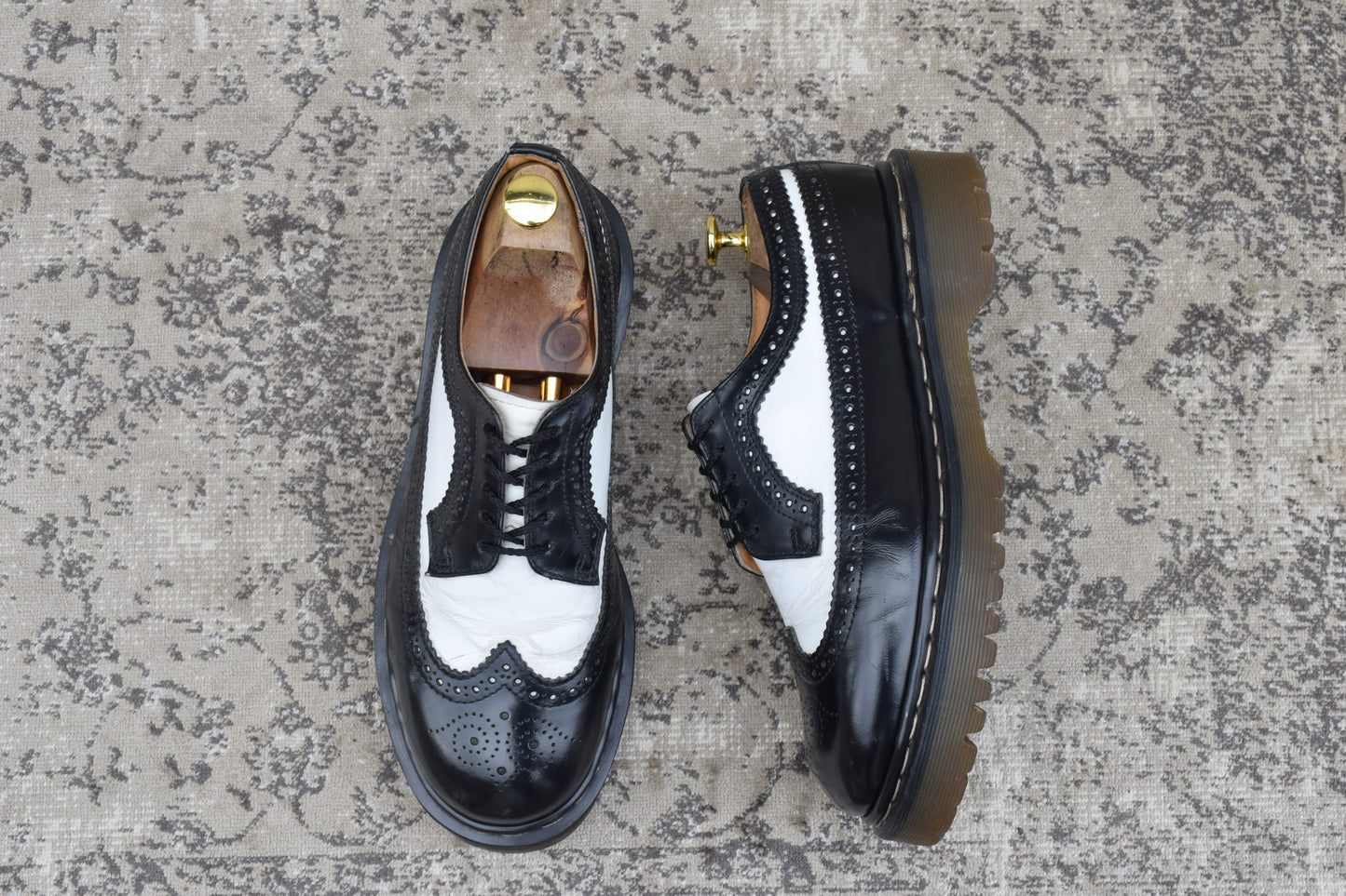 【英国製】Dr.Martens ドクターマーチン 3989 ブローグ ウイング 外羽根 メダリオン 黒×白 / ブラック×ホワイト UK8 / 27.0cm【W3512】