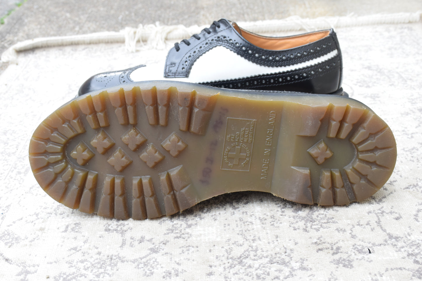 【英国製】Dr.Martens ドクターマーチン 3989 ブローグ ウイング 外羽根 メダリオン 黒×白 / ブラック×ホワイト UK8 / 27.0cm【W3512】