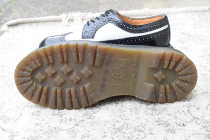 【英国製】Dr.Martens ドクターマーチン 3989 ブローグ ウイング 外羽根 メダリオン 黒×白 / ブラック×ホワイト UK8 / 27.0cm【W3512】