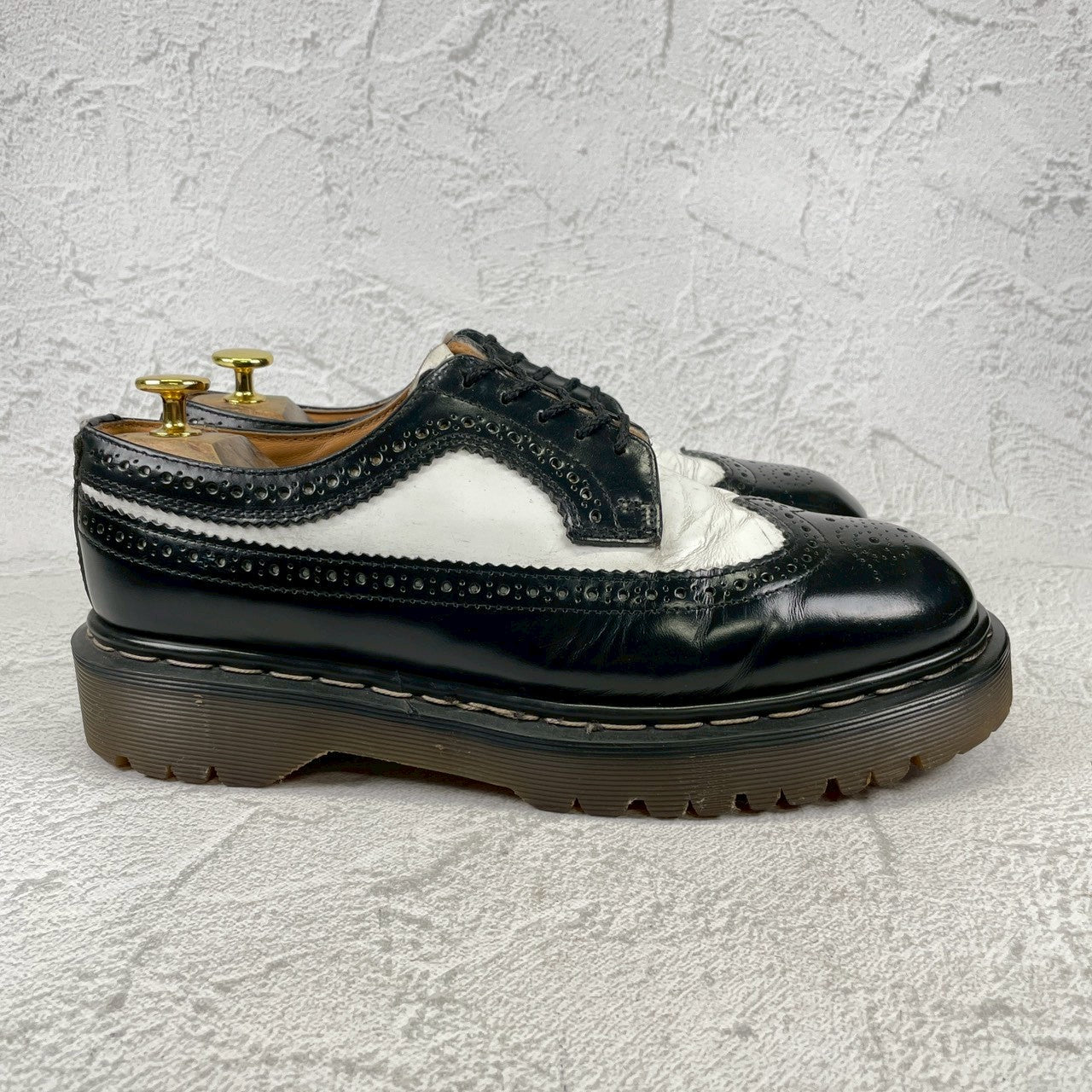 【英国製】Dr.Martens ドクターマーチン 3989 ブローグ ウイング 外羽根 メダリオン 黒×白 / ブラック×ホワイト UK8 / 27.0cm【W3512】