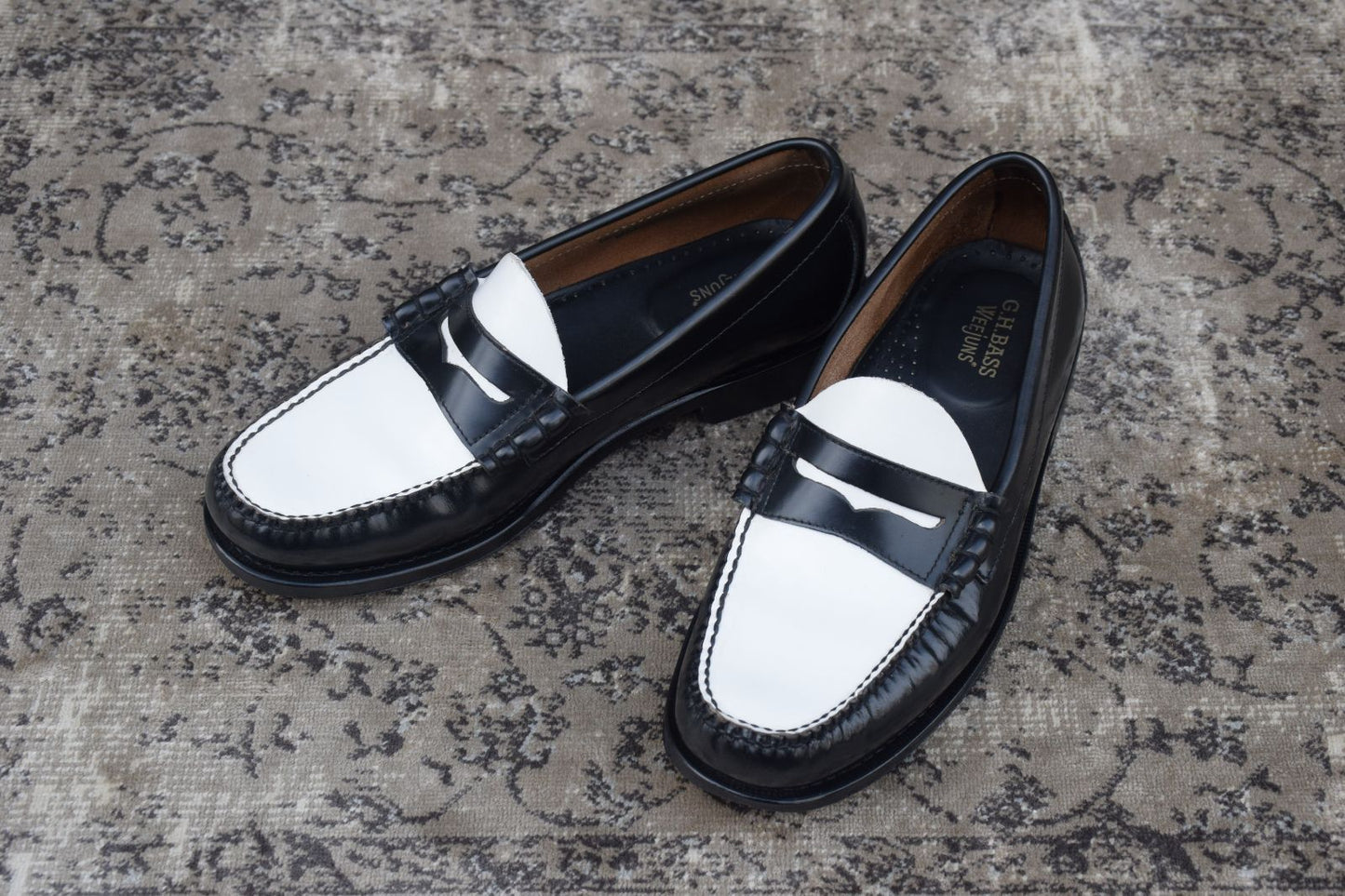 【美品】G.H.BASS ジーエイチバス BA11010H LARSON ラーソン コインローファー バイカラー 黒 ブラック 白 ホワイト UK7.5 / US8.5 / EU41.5 / 26cm【W3370】