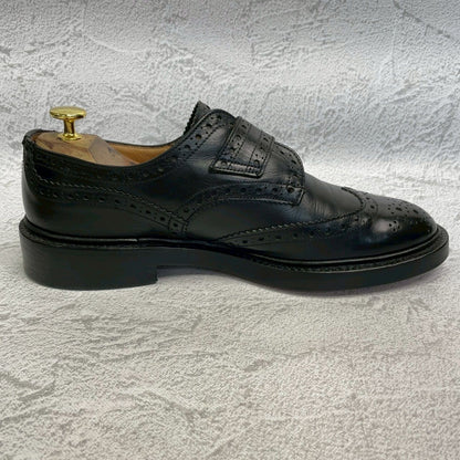 【美品】Tricker’s トリッカーズ Burton バートン メリージェーン ウィング 外羽根 ストラップ シルバー金具 黒 ブラック BLACK UK8 / 26.5cm【W3361】