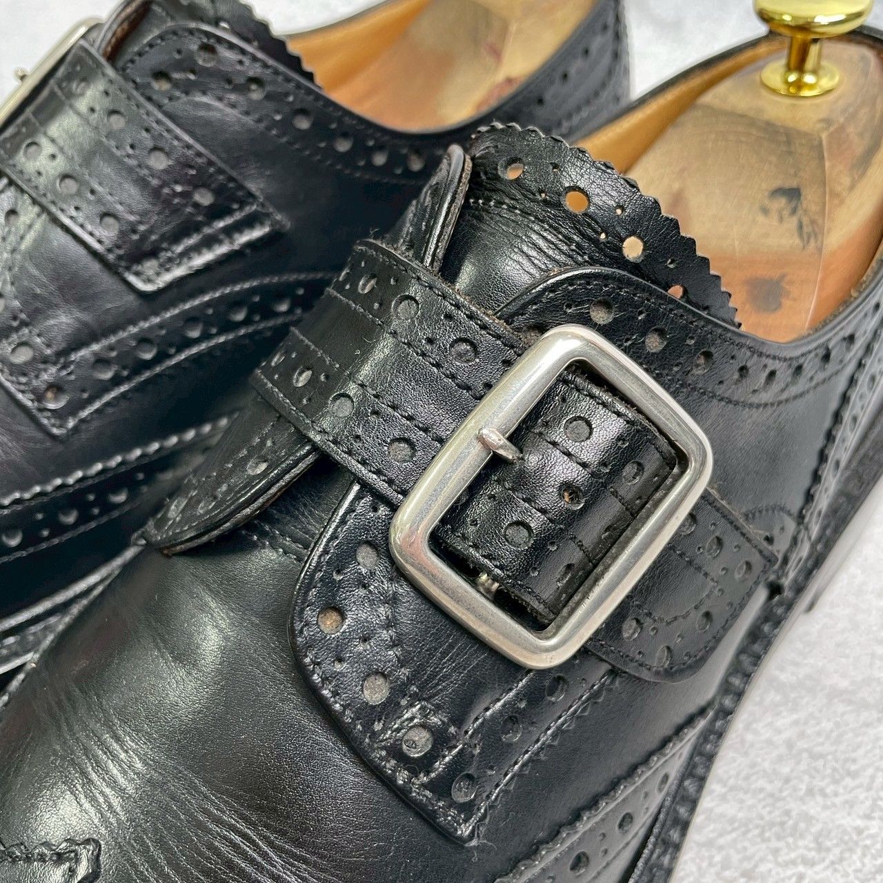 【美品】Tricker’s トリッカーズ Burton バートン メリージェーン ウィング 外羽根 ストラップ シルバー金具 黒 ブラック BLACK UK8 / 26.5cm【W3361】