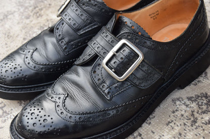 【美品】Tricker’s トリッカーズ Burton バートン メリージェーン ウィング 外羽根 ストラップ シルバー金具 黒 ブラック BLACK UK8 / 26.5cm【W3361】