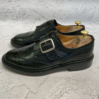 【美品】Tricker’s トリッカーズ Burton バートン メリージェーン ウィング 外羽根 ストラップ シルバー金具 黒 ブラック BLACK UK8 / 26.5cm【W3361】