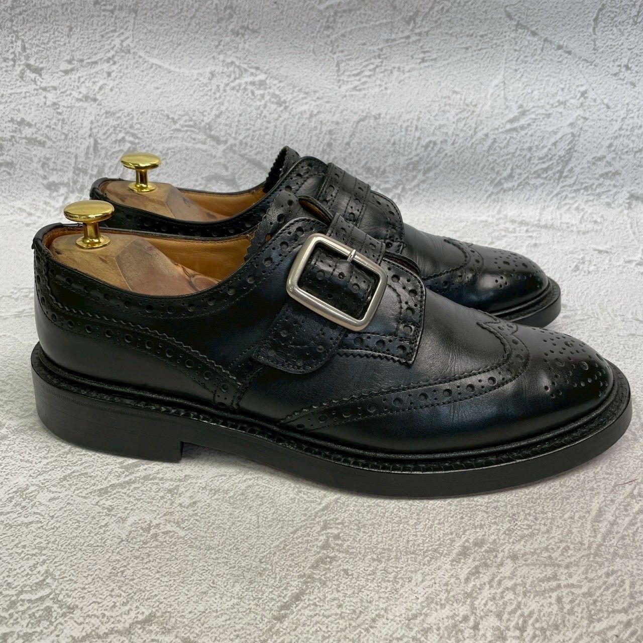 【美品】Tricker’s トリッカーズ Burton バートン メリージェーン ウィング 外羽根 ストラップ シルバー金具 黒 ブラック BLACK UK8 / 26.5cm【W3361】